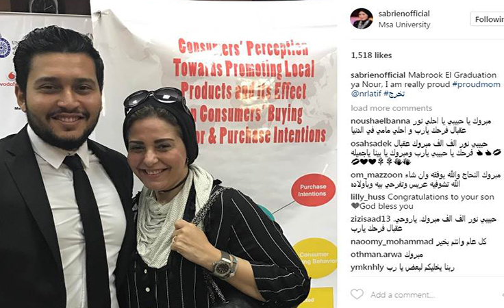 شاهدي صابرين مع ابنها من حفل تخرّجه في الجامعة